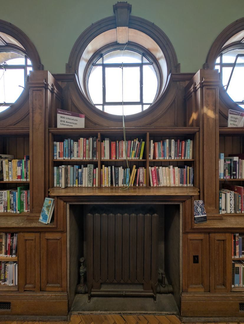 Bücherregale in einer Bibliothek